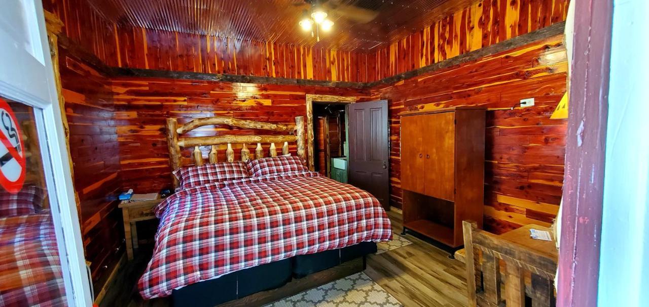Log Cabin Inn Eureka Springs Bagian luar foto